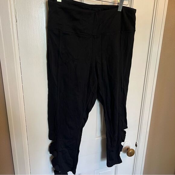 GAIAM Black High-Waisted Leggings with Criss-Cross Details - Picture 7 of 7